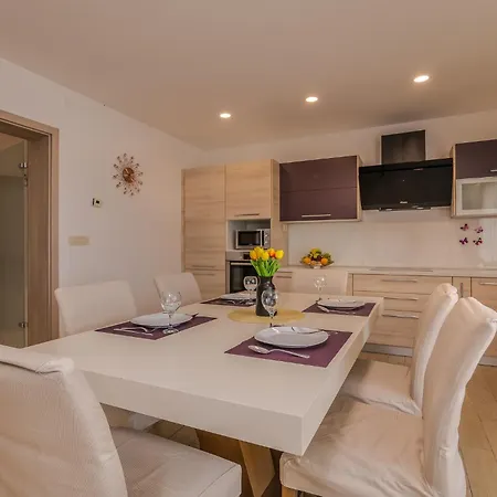 Cecilia Apartment *