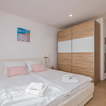 Cecilia Apartment *