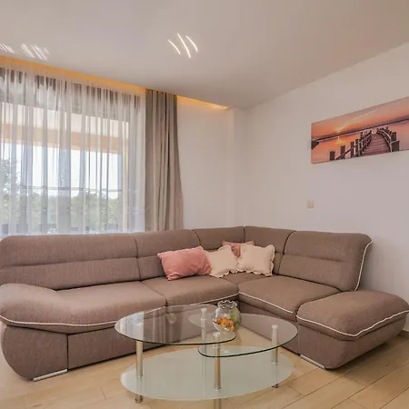 Cecilia Apartment *