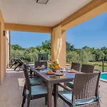 Cecilia Apartment *